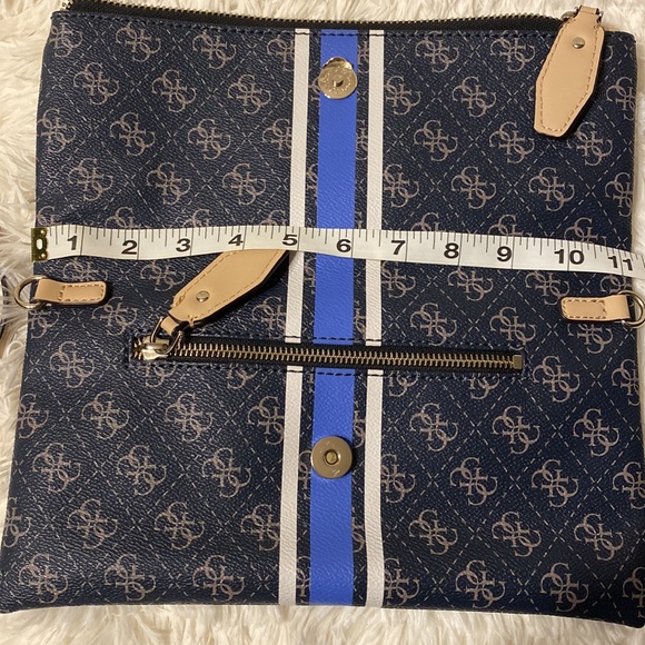 Guess two-way bag can be worn as clutch or crossbody. - Picture 5 of 8